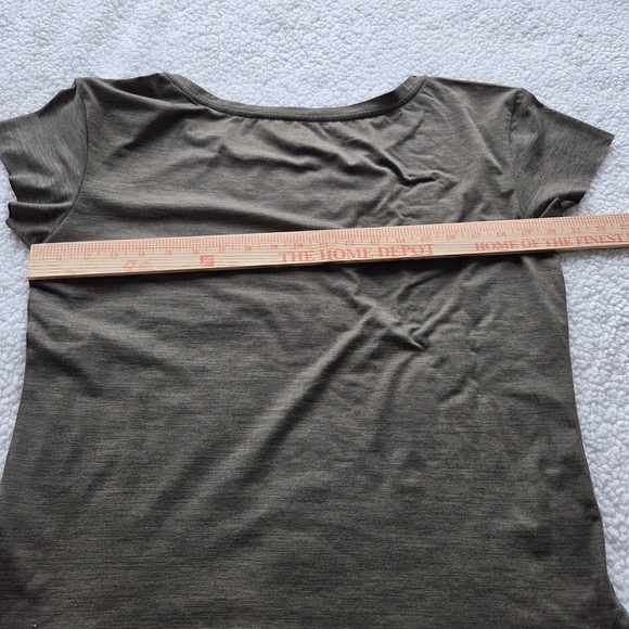 Vuori performance pocket tee in a dark heather green or olive Oversized - Picture 6 of 7